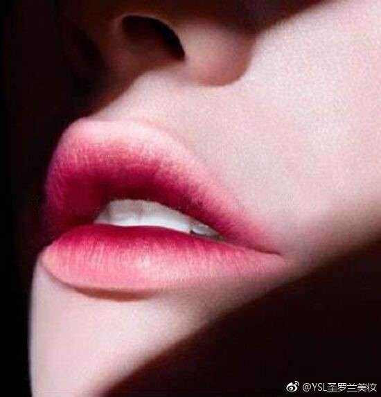 花瓣咬唇妆不同于普通的咬唇妆,是通过咬唇的方式打