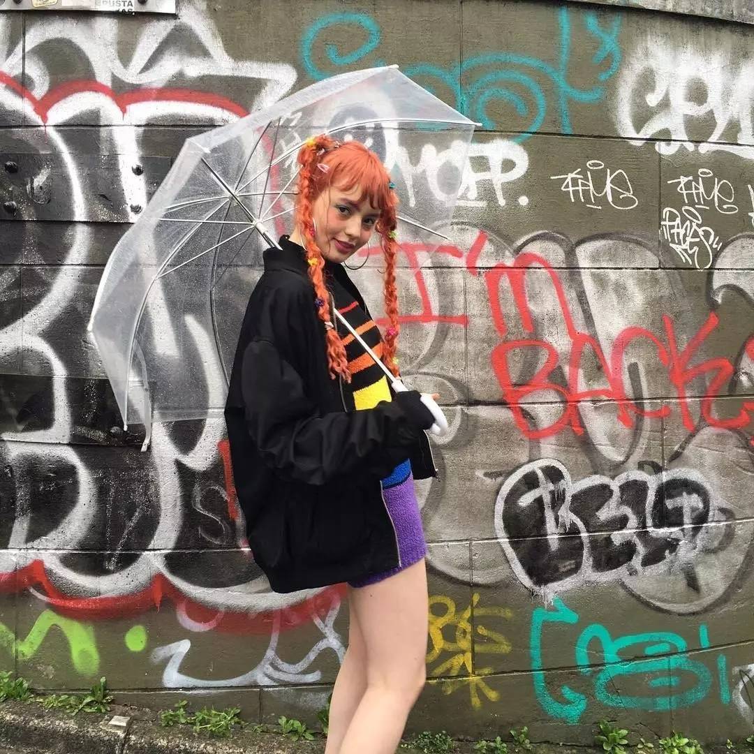 乖乖女out,这位99年霓虹嫩模的梦幻叛逆风才是"正道"!