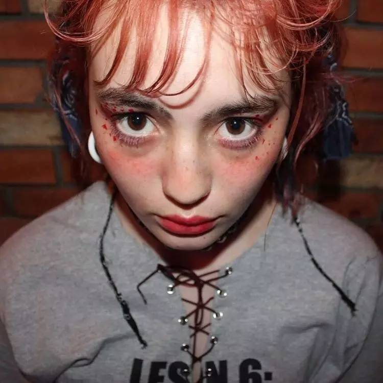 乖乖女out,这位99年霓虹嫩模的梦幻叛逆风才是"正道"!