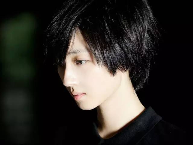 典型如桂纶镁的侧脸,五官线条清晰简单利落: 周公子灵气逼人