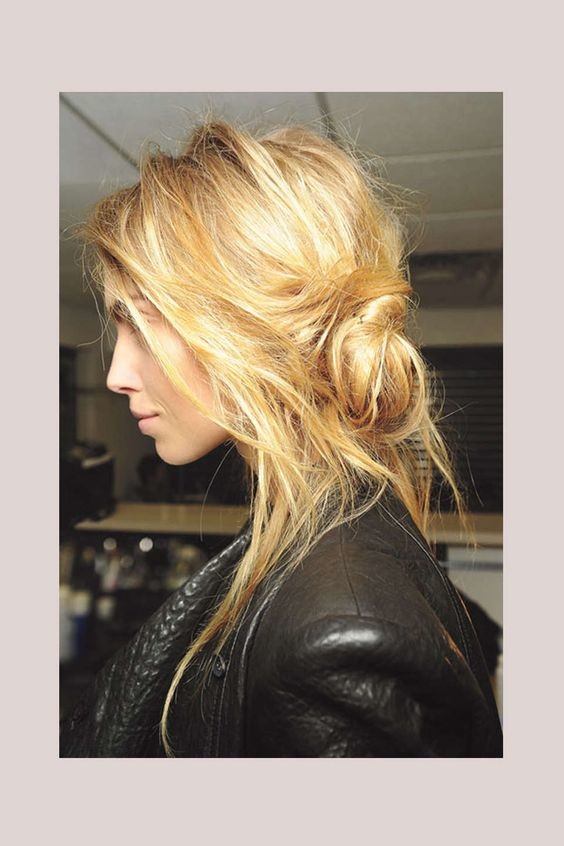 bun"中加入编发,只要简单两三股,就可以呈现法国女生effortless chic