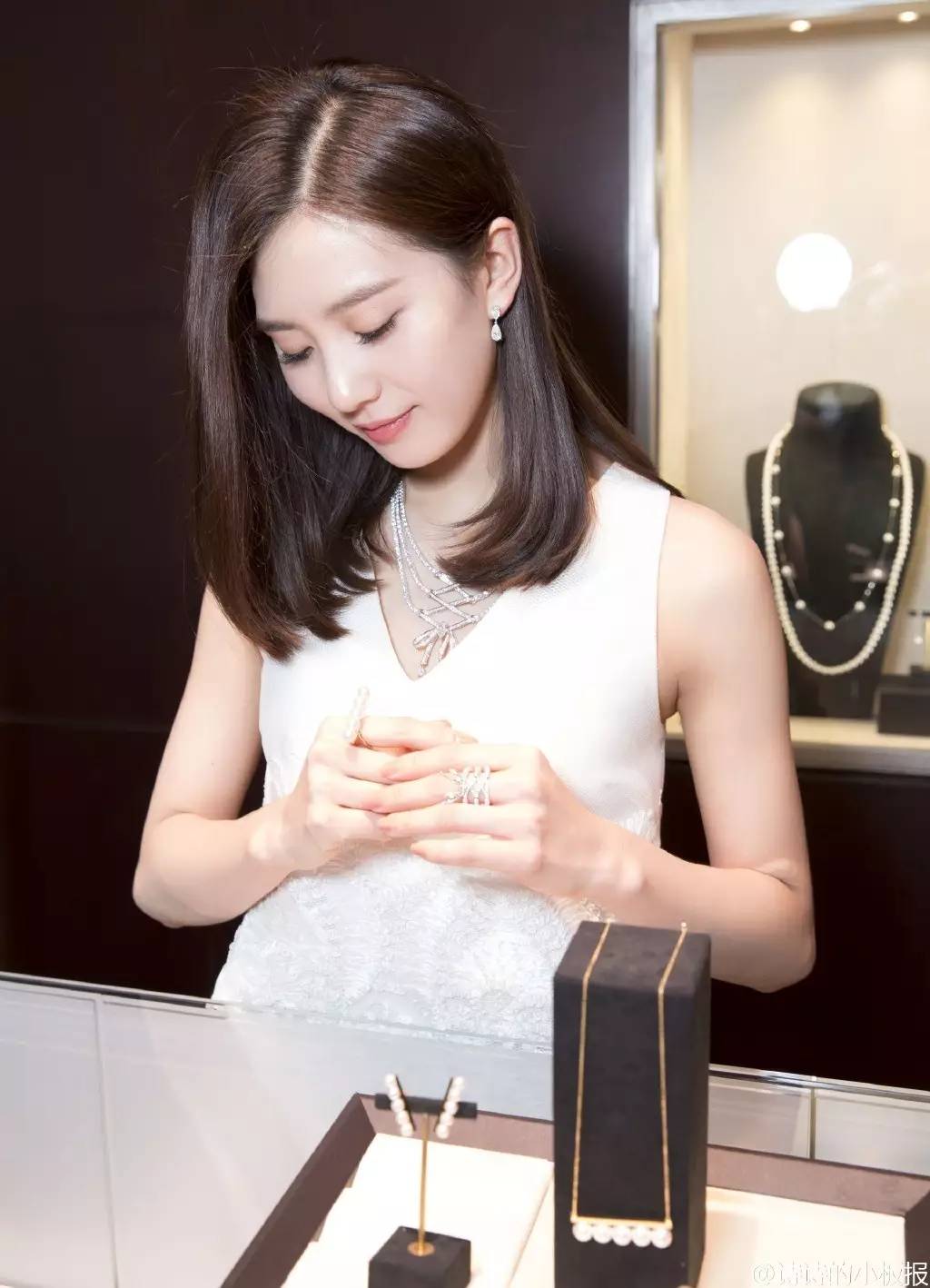 美妆发型馆 i 跟刘诗诗留个"撇耳发"吧,太美了!